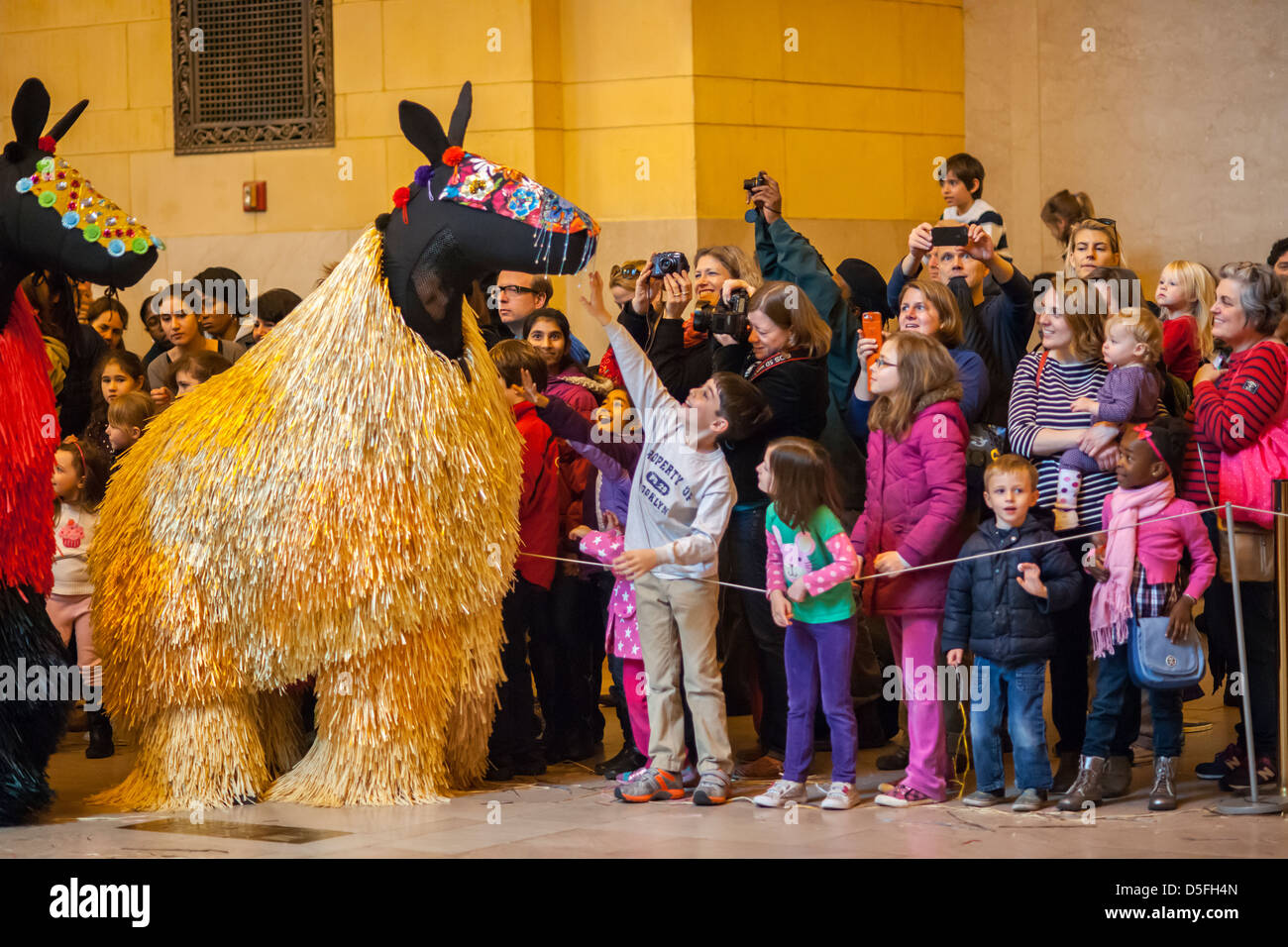 Ballerini in 30 coloratissimi costumi di cavallo eseguire 'sentito-NY' a Vanderbilt Hall della Grand Central Terminal di New York Foto Stock
