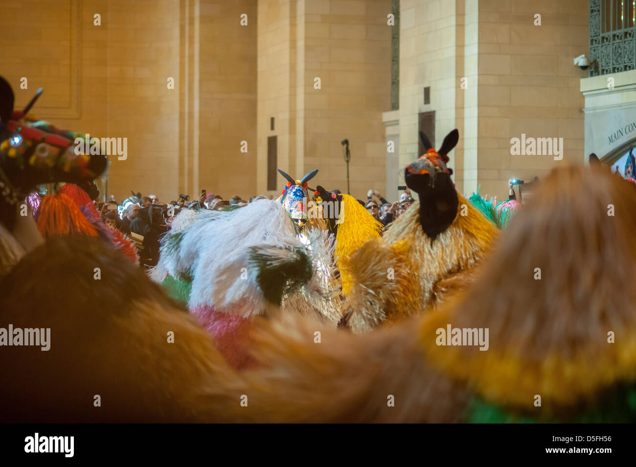 Ballerini in 30 coloratissimi costumi di cavallo eseguire 'sentito-NY' a Vanderbilt Hall della Grand Central Terminal di New York Foto Stock