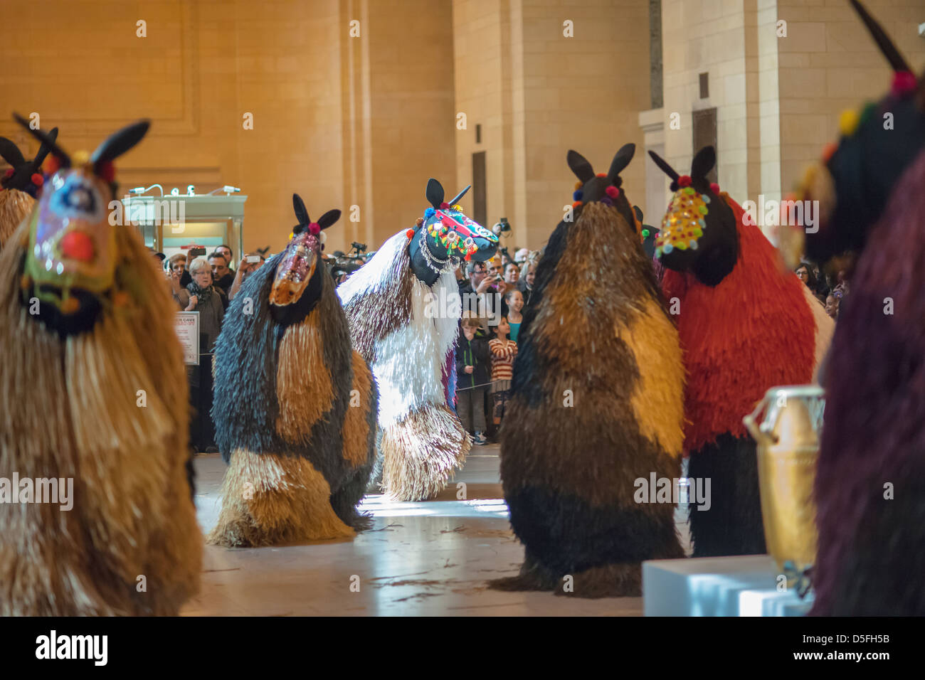Ballerini in 30 coloratissimi costumi di cavallo eseguire 'sentito-NY' a Vanderbilt Hall della Grand Central Terminal di New York Foto Stock