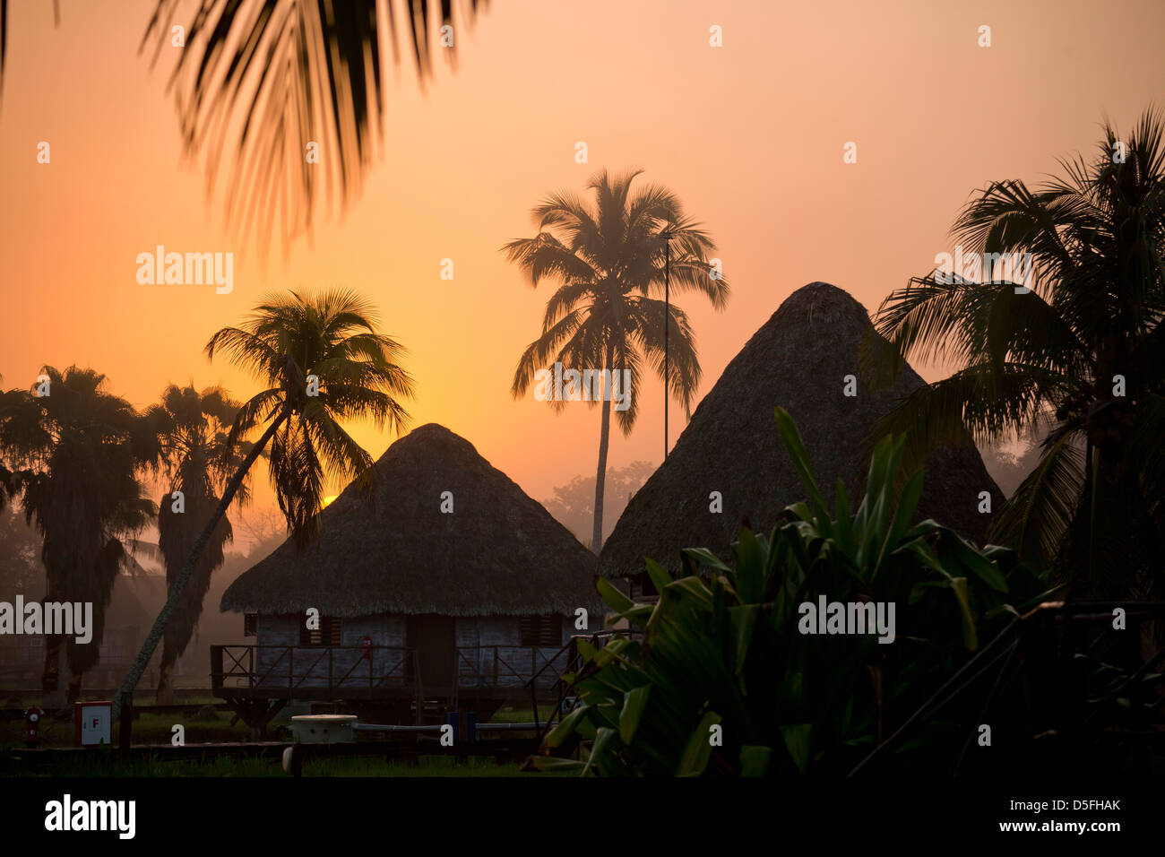 Atmosfera mattutina a Villa Guama, piccolo hotel progettato per assomigliare ad un villaggio indiano su palafitte in acqua vicino a Boca de Guama, Foto Stock