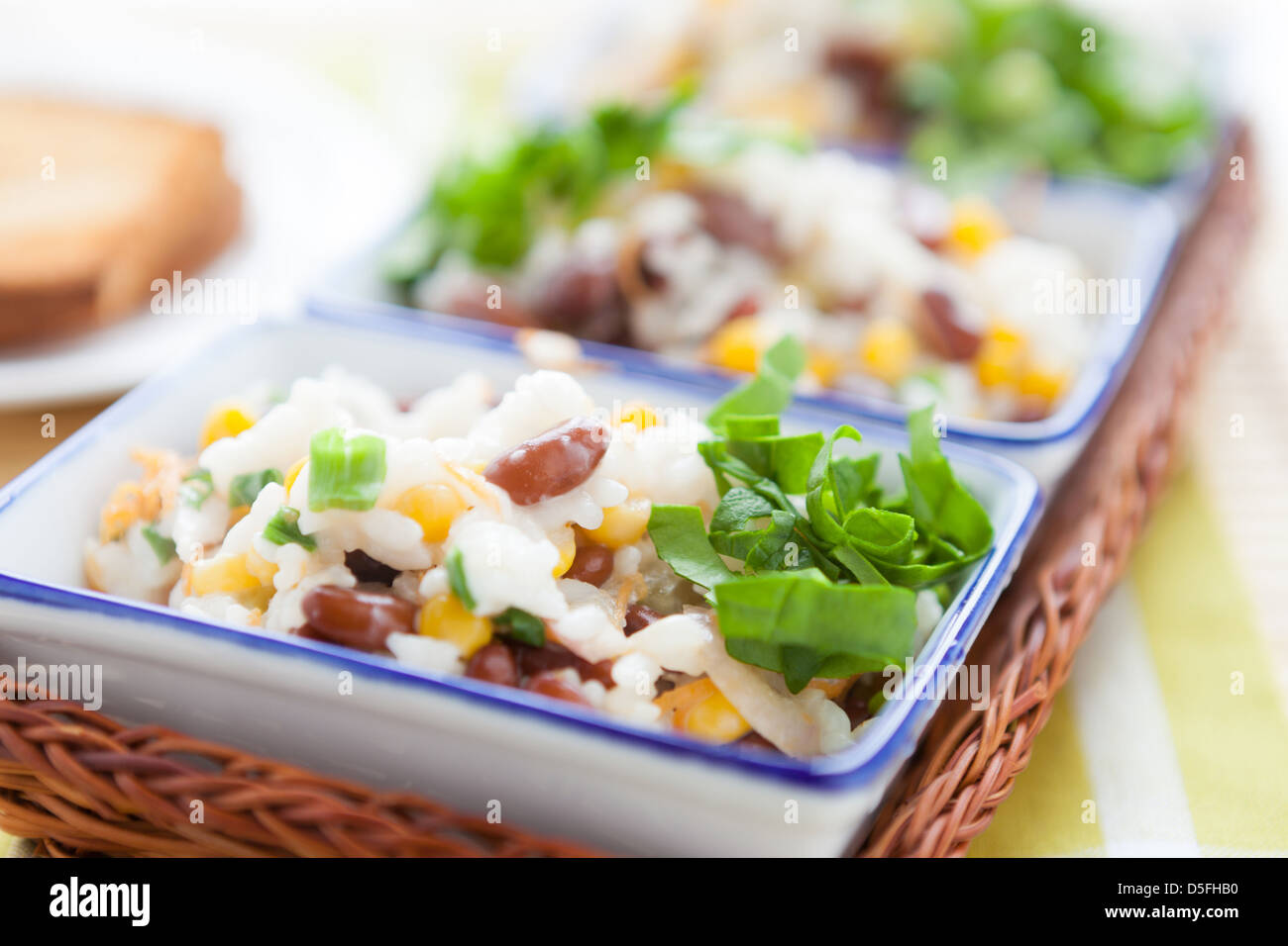 Riso cotto con fagioli e spinaci, primo piano Foto Stock