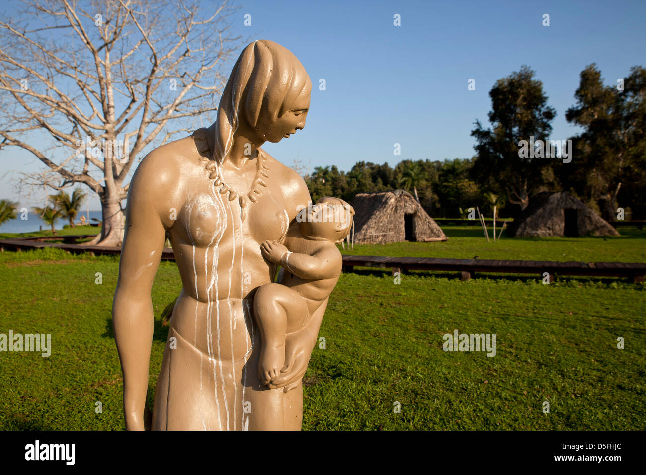 Somigliava ad un villaggio indiano con statue di Taino indiani vicino a Boca de Guama, Peninsula de Zapata Matanzas, Cuba, Caraibi Foto Stock