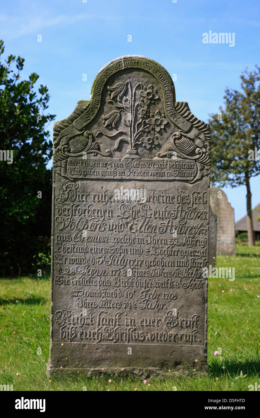 Foehr Isola, pietra grave al sagrato Nieblum, Schleswig-Holstein, Germania Foto Stock