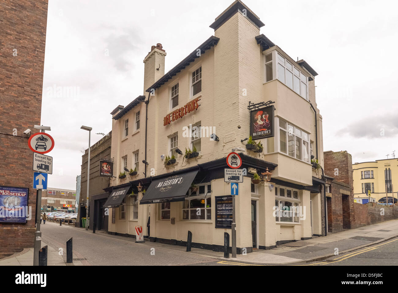 Ma Egertons public house dietro il Teatro Impero Liverpool uno dei preferiti di attori e artisti. Foto Stock