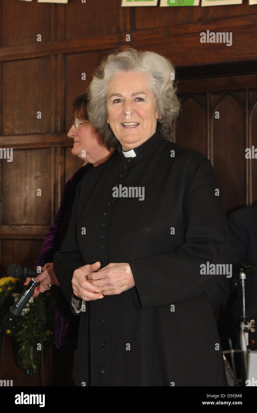 Avening, vicino a Cirencester, Gloucestershire, UK. Il 31 marzo 2013. The Princess Royal presenta un regalo di pensionamento per il Rev Celia Carter MBE, a Corte Avening, Avening, vicino a Cirencester. Rev Celia è stato sacerdote in carica a Avening dal 1984, e fu tra le prime donne in Inghilterra per essere pristed - lei si è aggiudicato un MBE dalla Principessa Reale nel 2012. The Princess Royal è accompagnata dal marito Sir Timothy Laurence. La Principessa era molto rilassata e dopo aver frequentato il servizio, ha preso tempo per incontrarsi e chiacchierare con gli abitanti di un villaggio di credito: Antony Slater / Alamy Live News Foto Stock