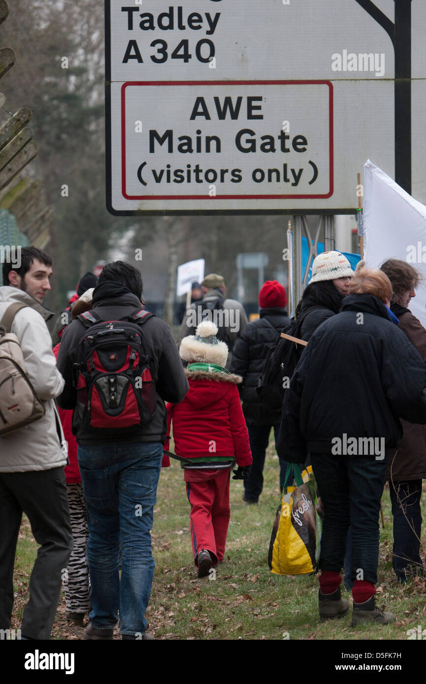 Aldermaston, UK. Il 1 aprile 2013. I manifestanti fanno la loro strada verso il cancello principale a Aldermaston. Campagna per il disarmo nucleare (CND) protestare contro le armi atomiche stabilimento (AWE) sito a Aldermaston, Berkshire. CND hanno lo scopo di evidenziare la loro opposizione alla Gran Bretagna il Tridente armi nucleari sistema e piani per sostituirlo. Credito: Martyn Wheatley/Alamy Live News Foto Stock