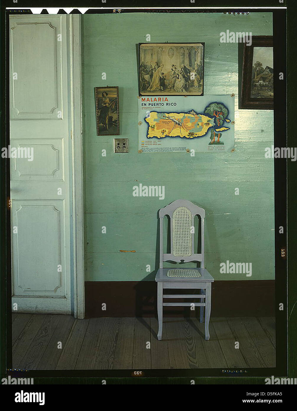 Un poster di prevenzione della malaria esposto in un piccolo hotel a San Juan, Porto Rico, intorno al 1941. Il poster mette in evidenza gli sforzi per la salute durante il tempo per combattere la malaria, con un semplice ambiente in camera d'albergo visibile sullo sfondo. Foto Stock