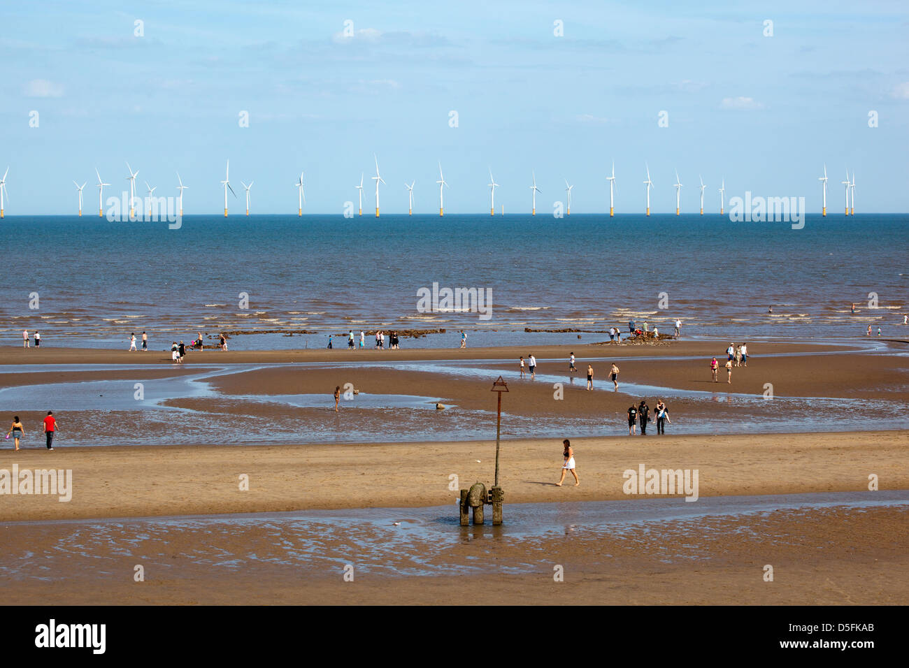 Lungomare spiaggia con vista al Parco eolico a Skegness Foto Stock