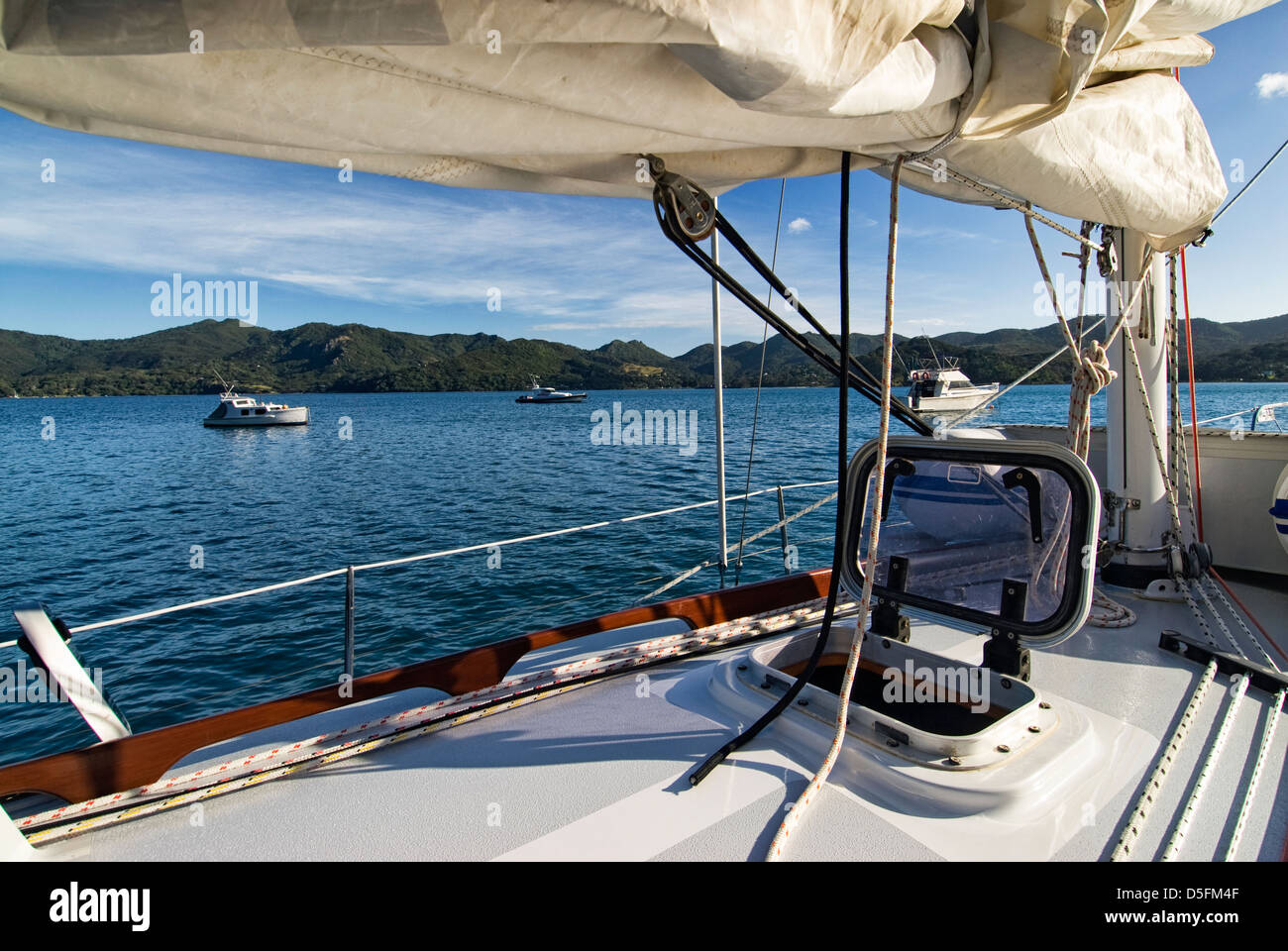 La vela e la berlina di yacht ancorati, grande isola barriera, nei pressi di Auckland, Nuova Zelanda Foto Stock