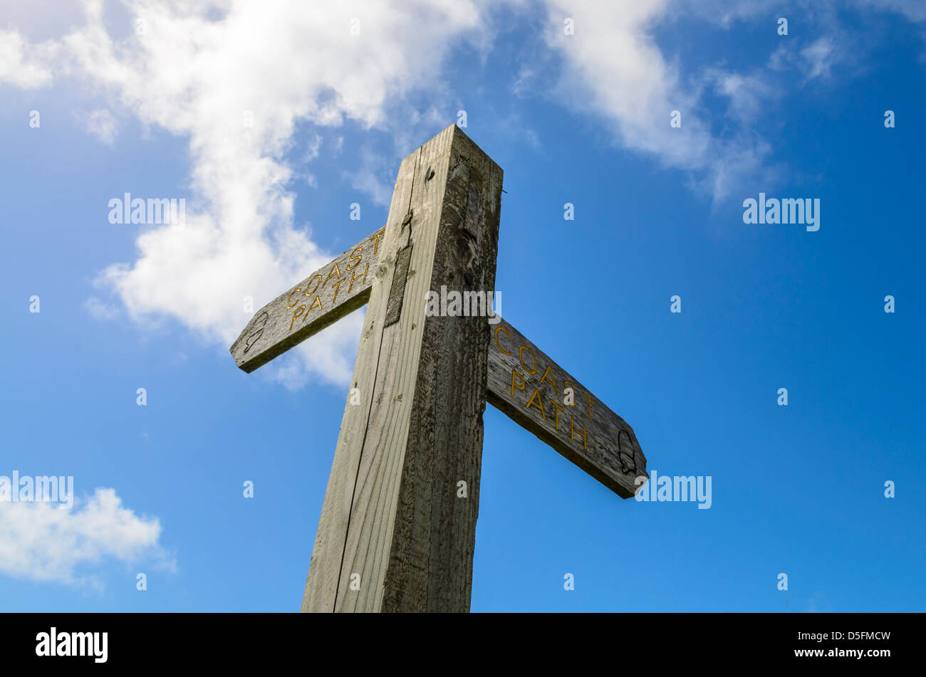Costa di legno segno di percorso lungo la costa sud occidentale il percorso a Hartland Quay, Devon, Inghilterra. Foto Stock