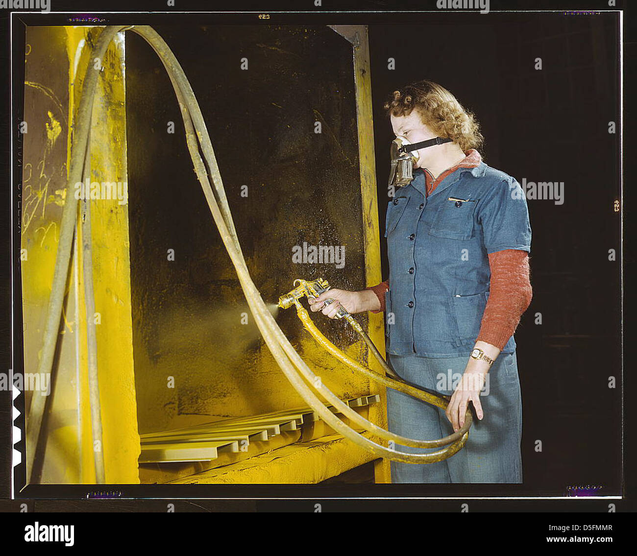 Lavoratori della produzione di guerra presso la Heil Company che producono carri armati per rimorchi a benzina per il corpo aereo dell'esercito degli Stati Uniti, Milwaukee, Wisconsin. Elizabeth Little, 30 anni, madre di due figli, spruzzando piccole parti. Suo marito gestisce una fattoria (LOC) Foto Stock