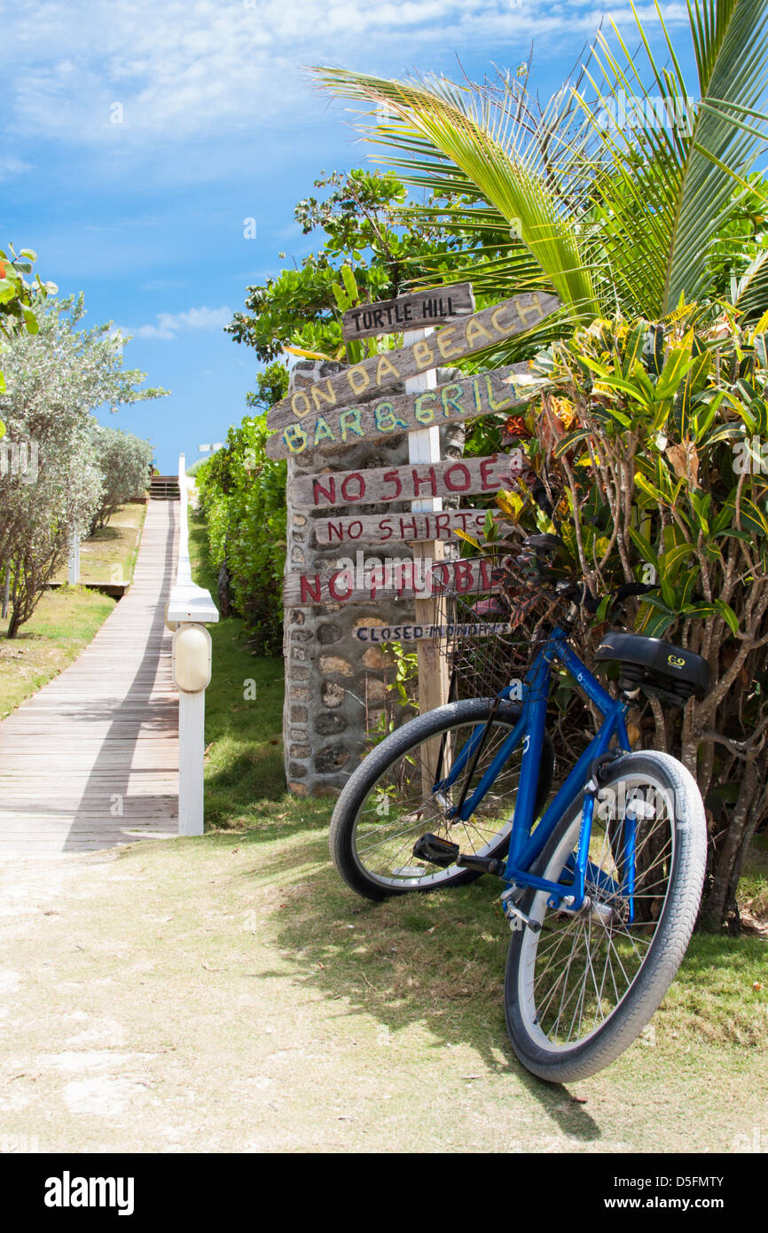 Una bicicletta e segno pubblicità su Da Beach Bar e Grill sul gomito Cay, Bahamas Foto Stock