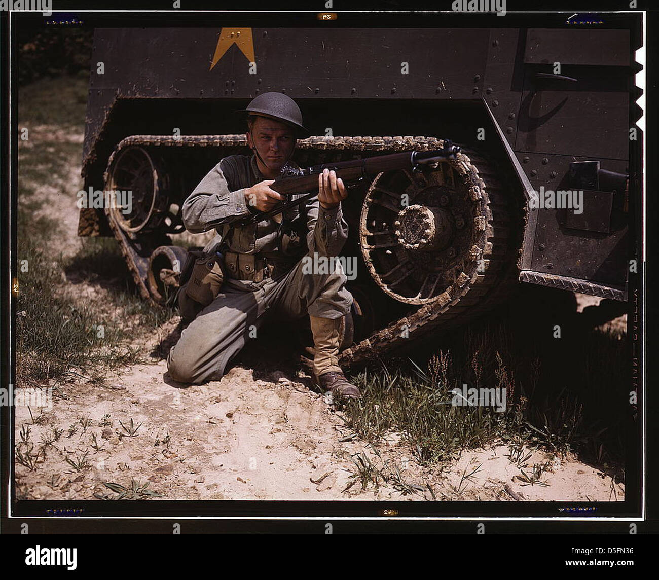 Un giovane soldato delle forze corazzate tiene e ammira il suo fucile Garand come un vecchio timer, Fort Knox, Ky. Gli piace il pezzo per le sue qualità di cottura e il suo robusto e affidabile meccanismo. Uomo di fanteria con halftrack (LOC) Foto Stock