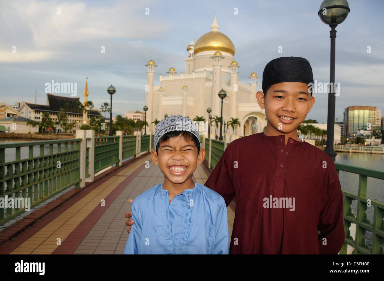 Gli amici nella parte anteriore del sultano Omar Ali Saifuddin Moschea, Foto Stock