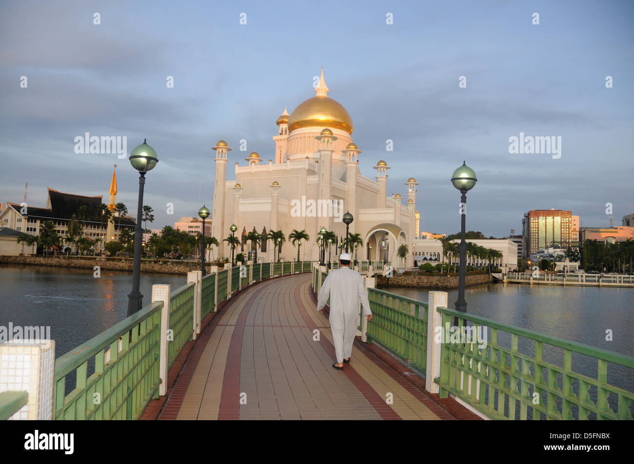 Servizio Partecipando al sultano Omar Ali Saifuddin Moschea, Foto Stock