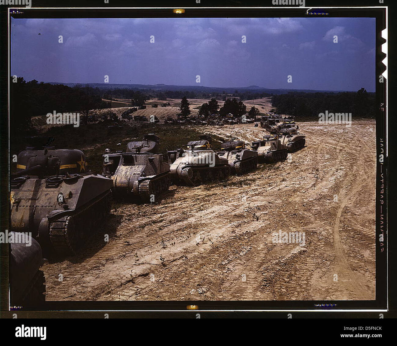 Parata di carri armati M-4 (General Sherman) e M-3 (General Grant) in manovre di allenamento, ft. Ky. Notare il design inferiore dell'M-4, la pistola più grande nella torretta e i due portelli davanti alla torretta (LOC) Foto Stock