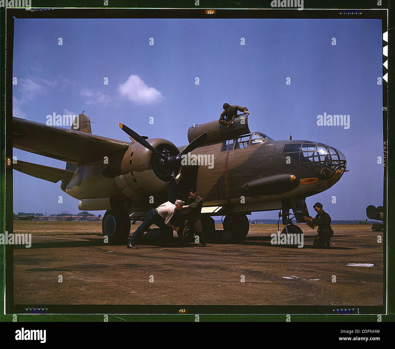 Nel 1942, l'equipaggio di terra a Langley Field, Virginia, servì un bombardiere A-20, parte degli sforzi dell'esercito statunitense durante la seconda guerra mondiale, mettendo in evidenza l'aviazione e il supporto militare. Foto Stock