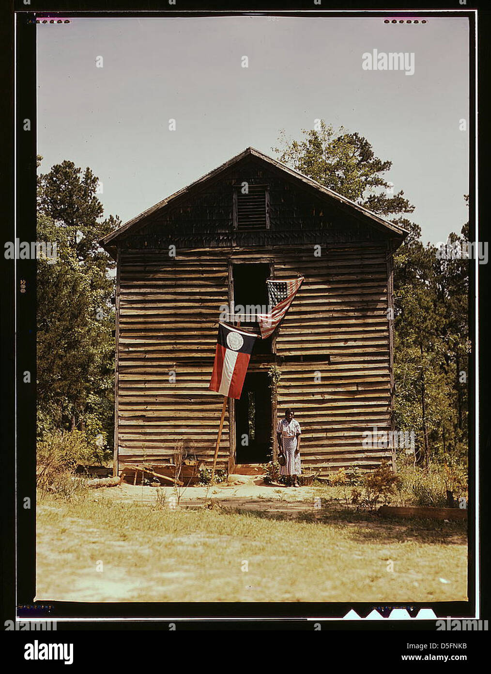 Questa immagine del 1941 mostra la bandiera dello stato della Georgia esposta vicino a White Plains, Georgia, che riflette il simbolismo dello stato della metà del XX secolo e l'identità regionale durante l'epoca. Foto Stock