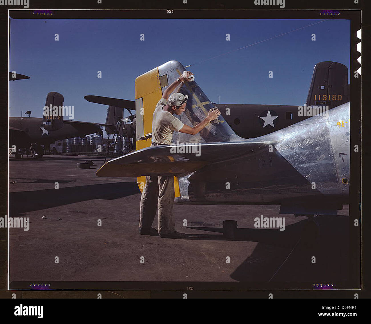 Un operaio pulisce la sezione della coda di un caccia P-51 Mustang presso la North American Aviation di Inglewood, California, in preparazione per la pittura mimetica durante la seconda guerra mondiale nel 1942. Foto Stock