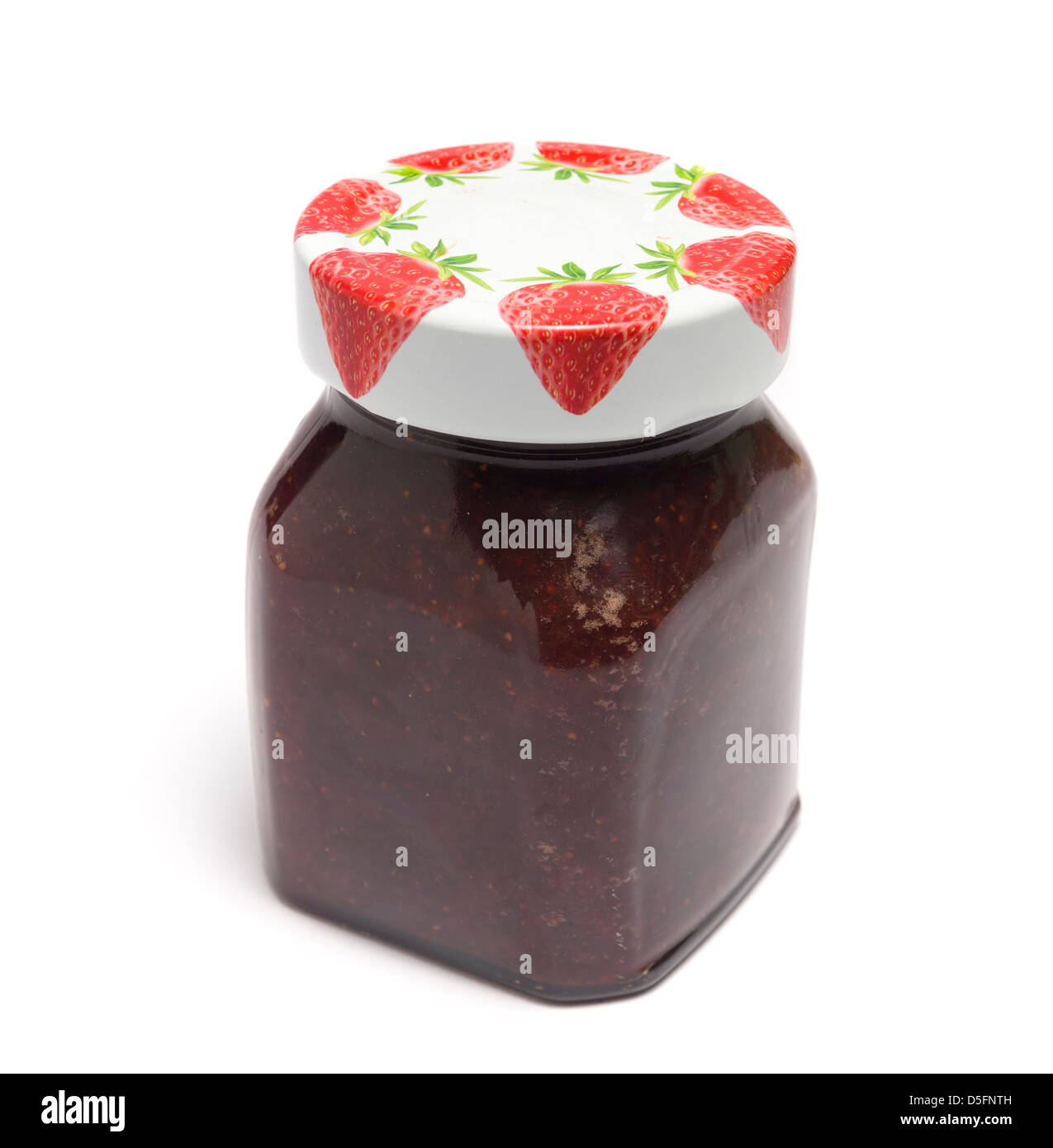 Vaso marmellata di fragole tagliato isolato su sfondo bianco Foto Stock