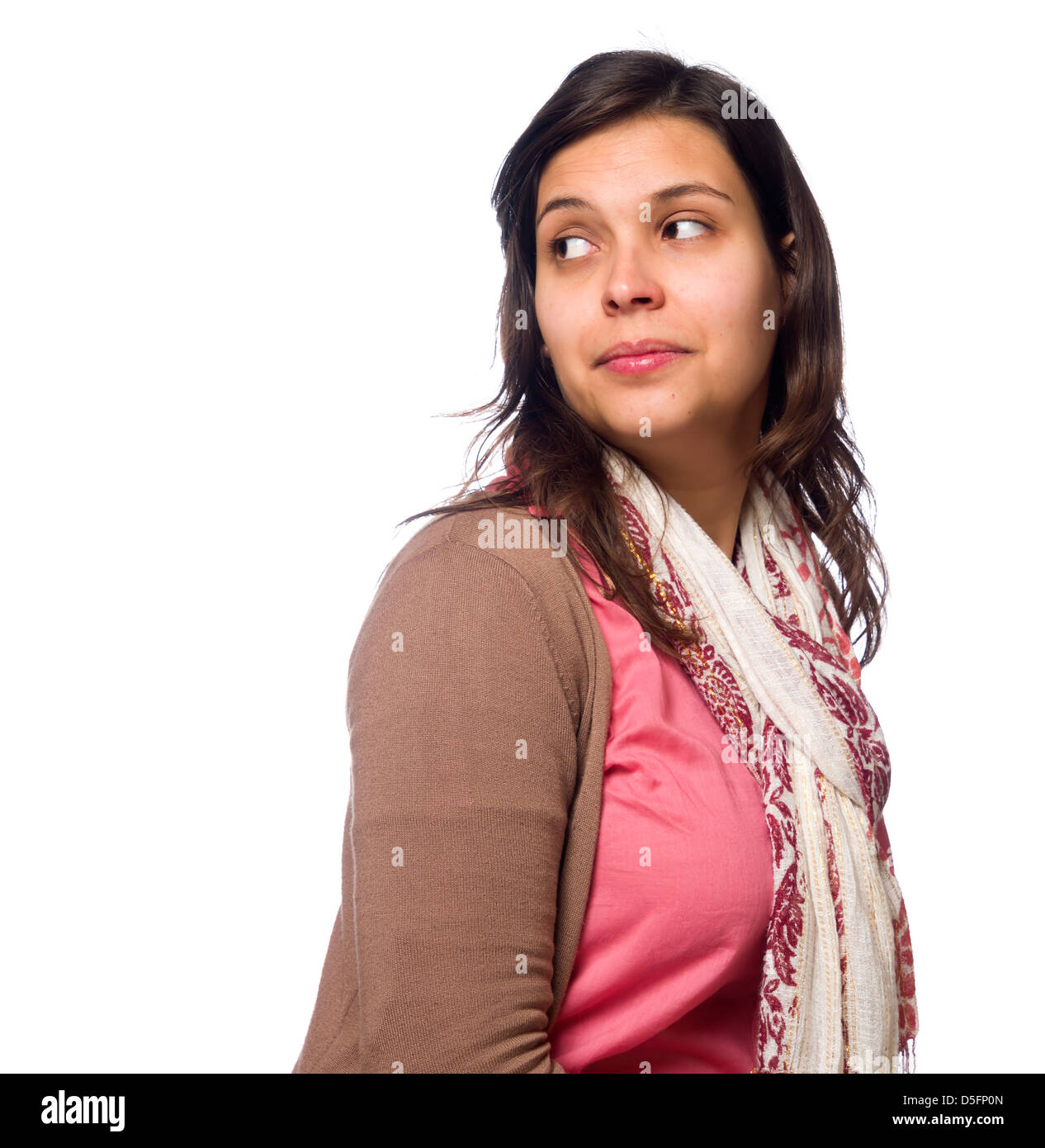 Giovane donna guardando sopra la sua spalla destra isolati su sfondo bianco Foto Stock