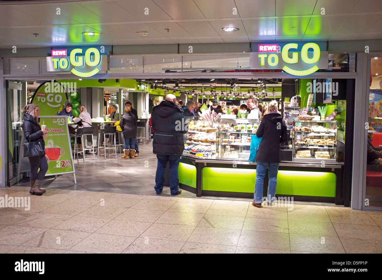 REWE Per visitare il negozio di alimentari Foto Stock