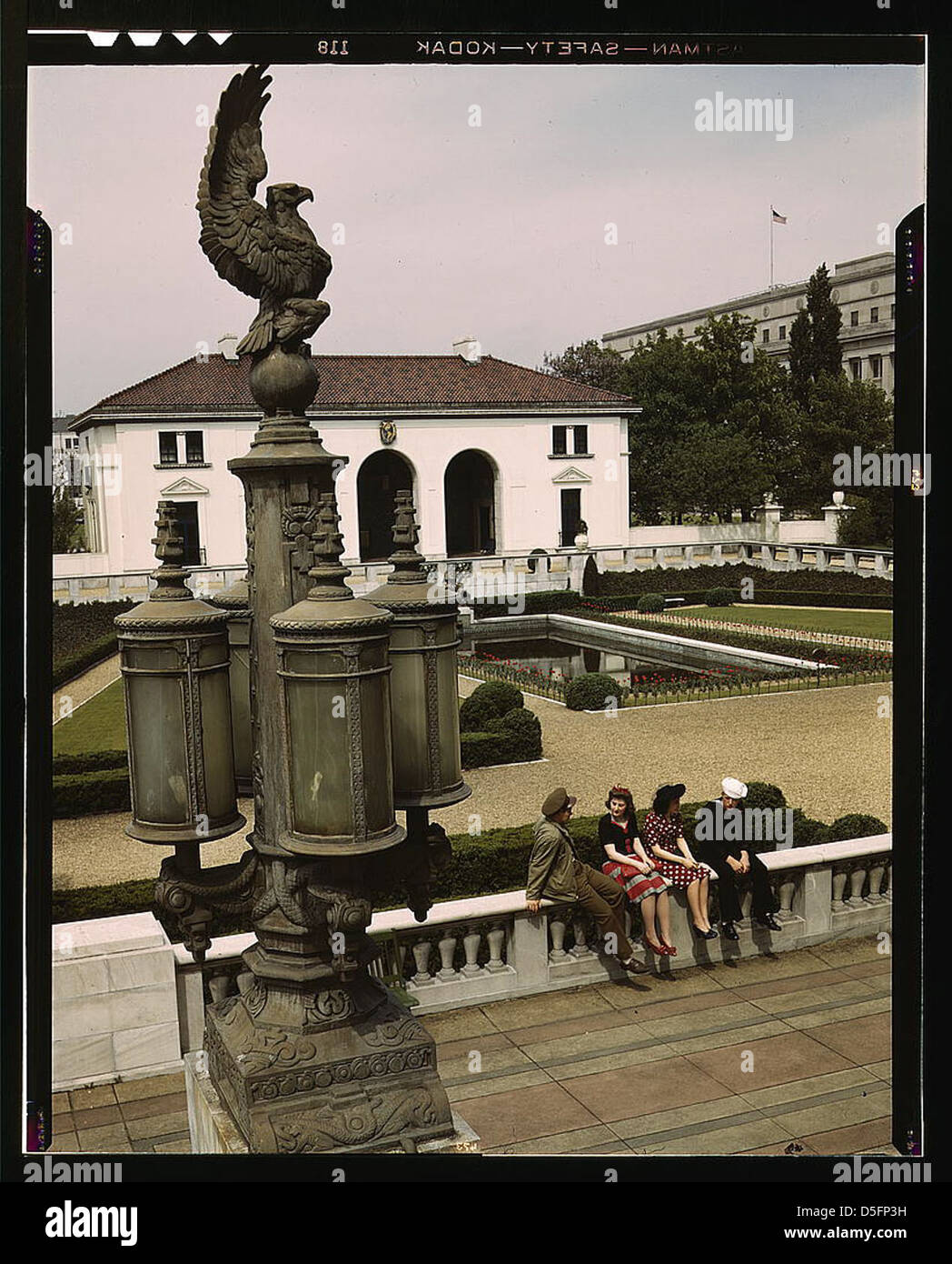 Una vista del giardino situato presso il Pan American Building a Washington, D.C., che mostra una scena vintage del 1940 con persone nel cortile e piscina riflettente. Foto Stock