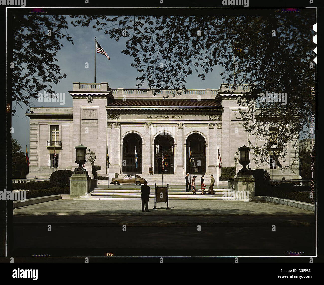 L'edificio Pan American Union di Washington, D.C., è catturato dalla parte anteriore e mostra le sue caratteristiche architettoniche. Questa foto d'epoca mette in evidenza il design dell'edificio, una struttura chiave nella diplomazia dei primi anni del XX secolo. Foto Stock