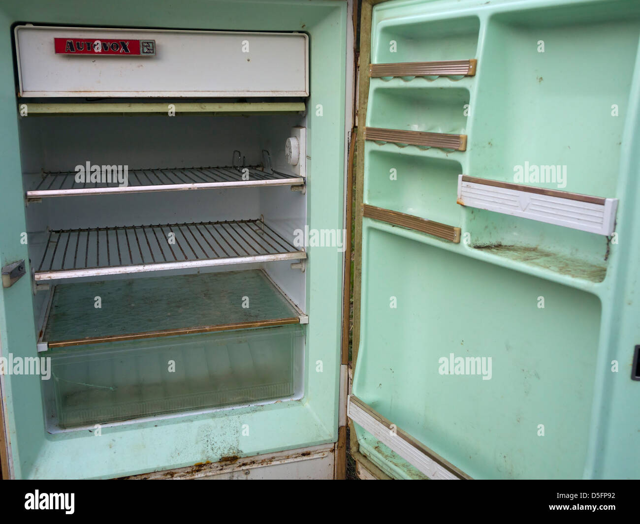 Il vecchio frigorifero vuoto e con sportello aperto Foto Stock