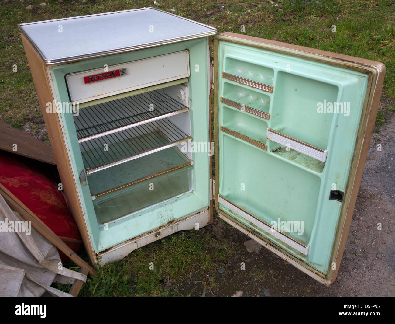 Il vecchio frigorifero abbandonato sul marciapiede Foto Stock