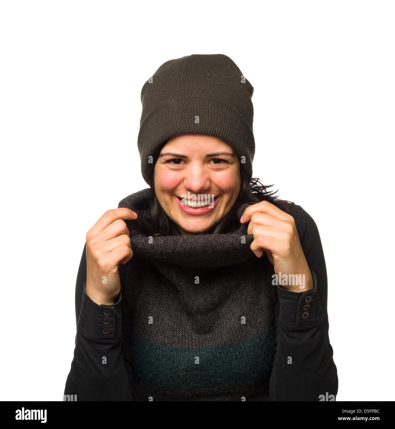 Ritratto di una giovane donna che indossa abiti caldi e sorridente Foto Stock