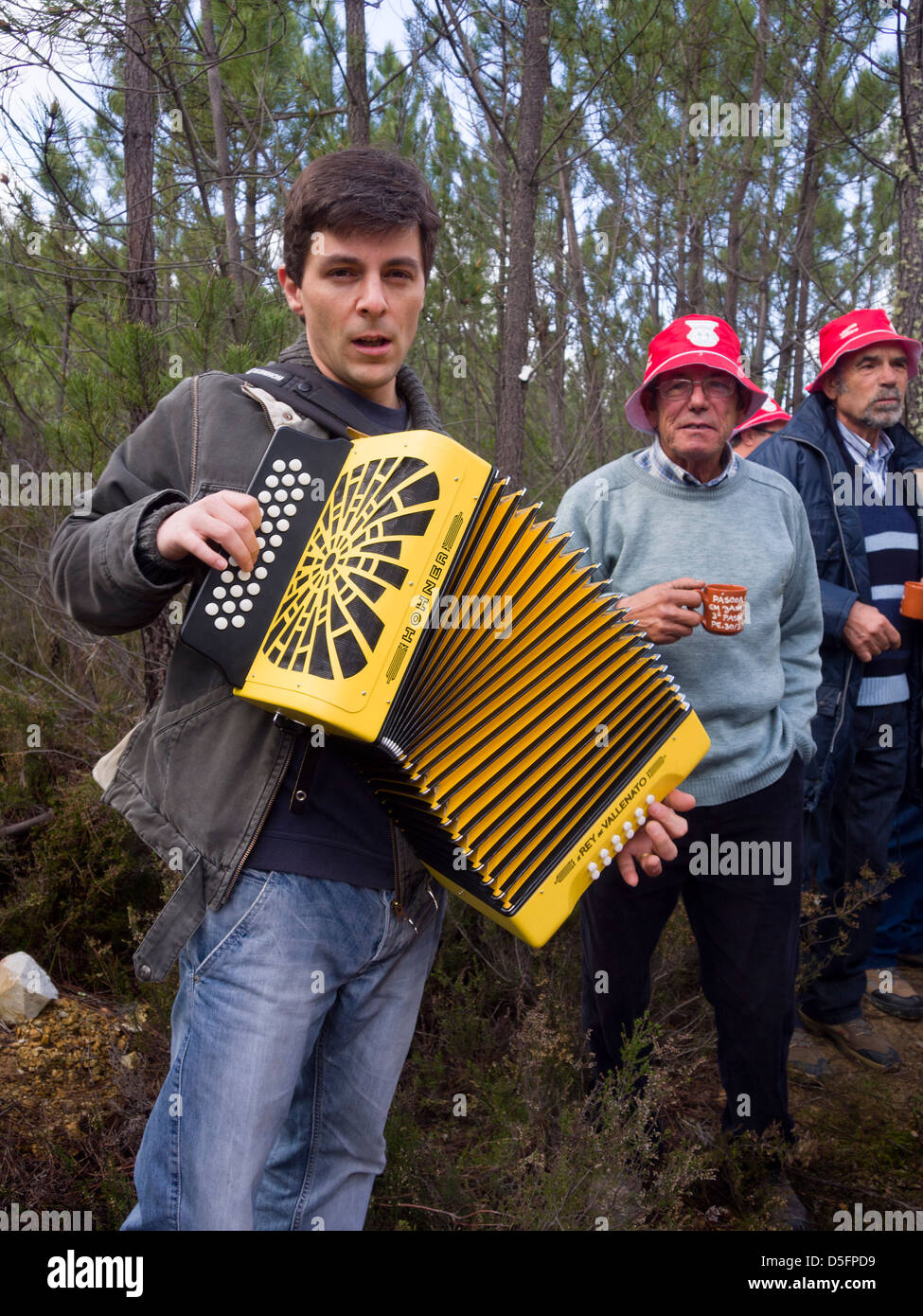 L'uomo gioca una fisarmonica giallo Foto Stock