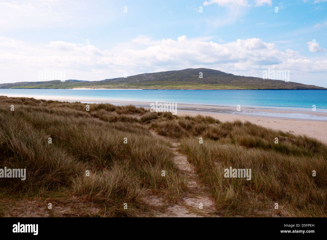 L'isola di Taransay visto in tutta la spiaggia di Traigh Rosamol su South Harris. Foto Stock