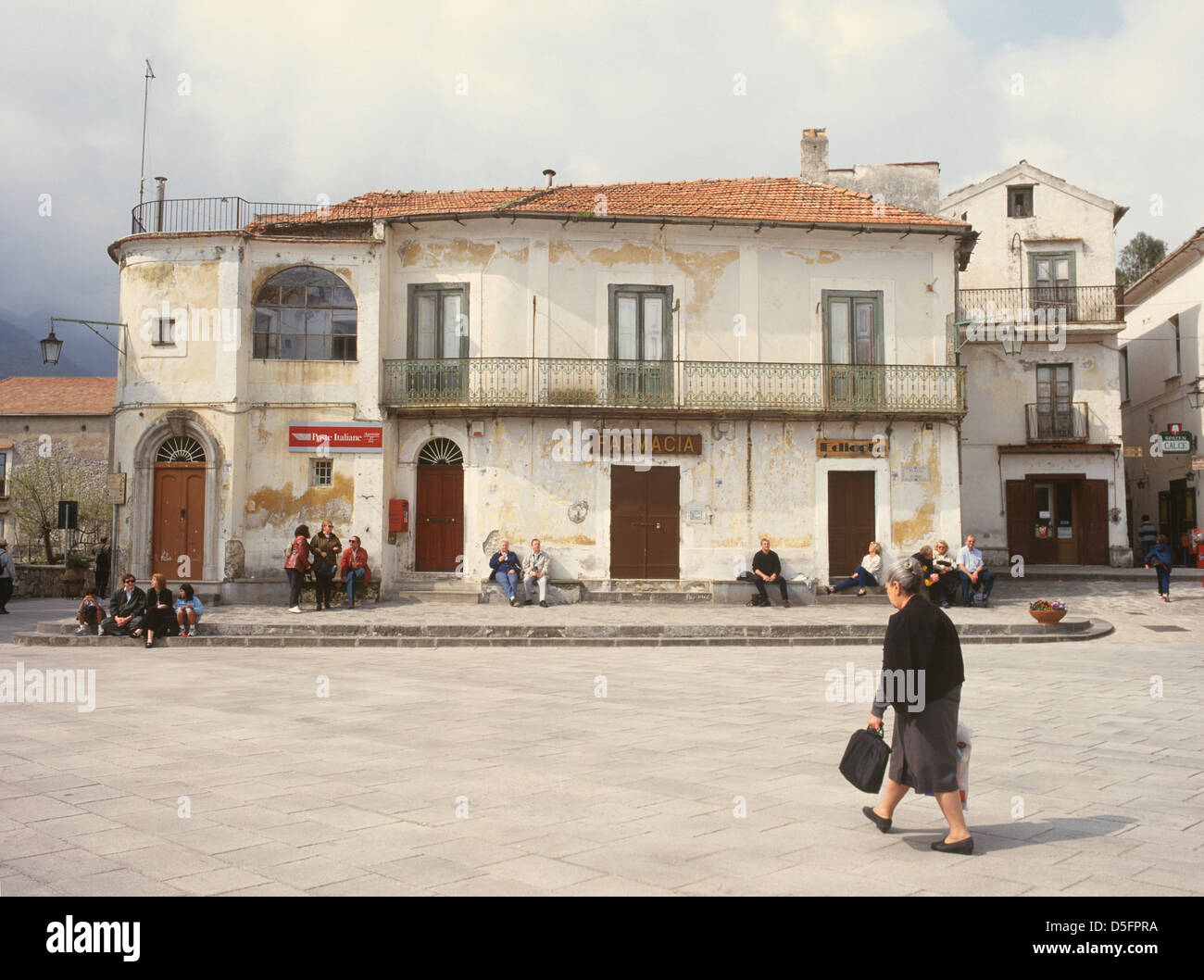 Italia Campania Costiera Amalfitana Ravello Piazza Duomo Ufficio postale e farmacia Foto Stock