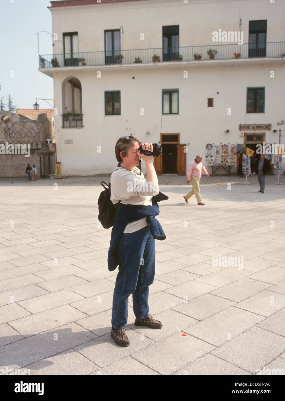 Italia Campania Costiera Amalfitana Ravello Piazza Duomo Tourist con videocamera Foto Stock