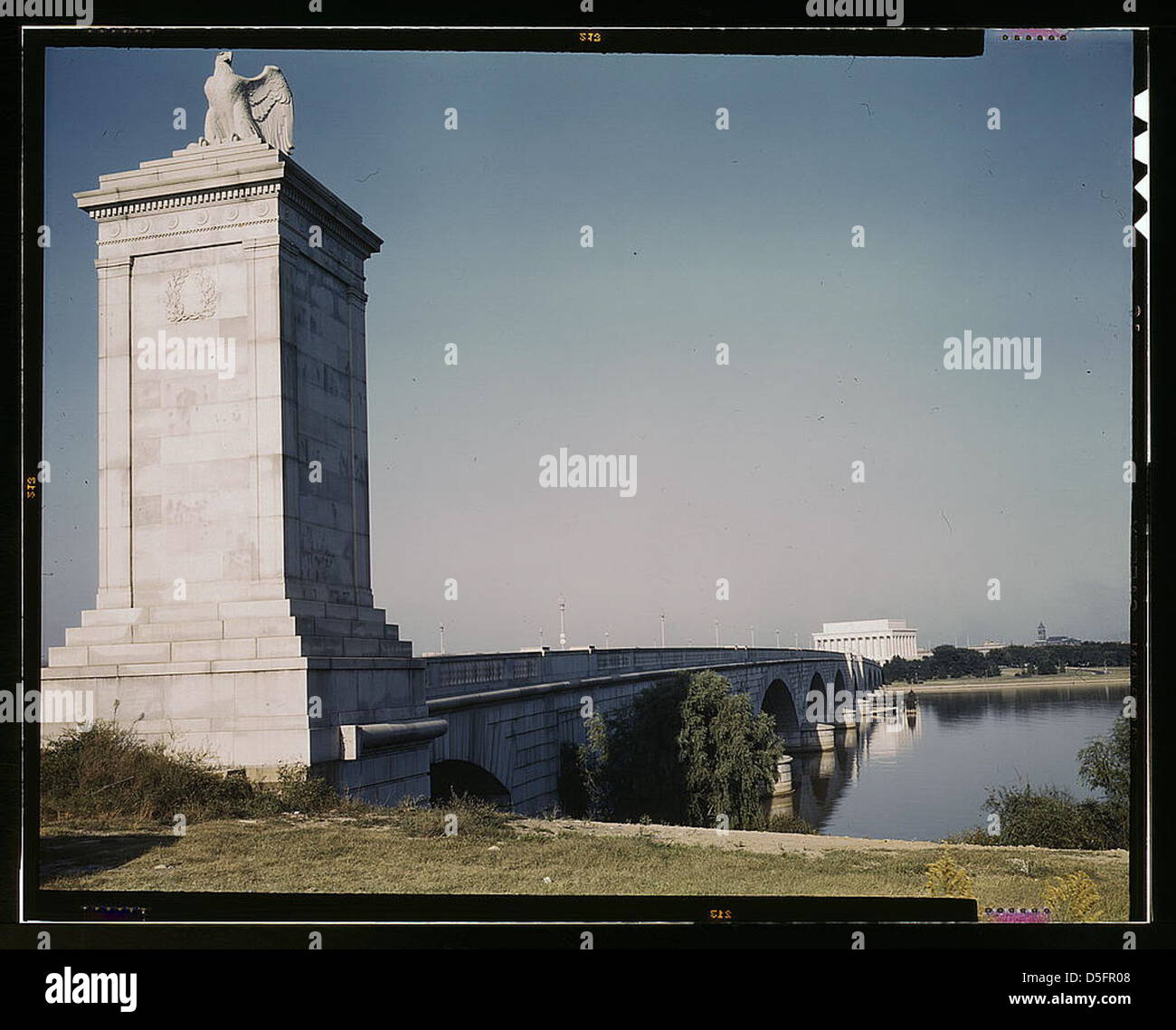 Il Memorial Bridge, guardando dal lato della Virginia del fiume Potomac attraverso il Lincoln Memorial, Washington D.C. (LOC) Foto Stock