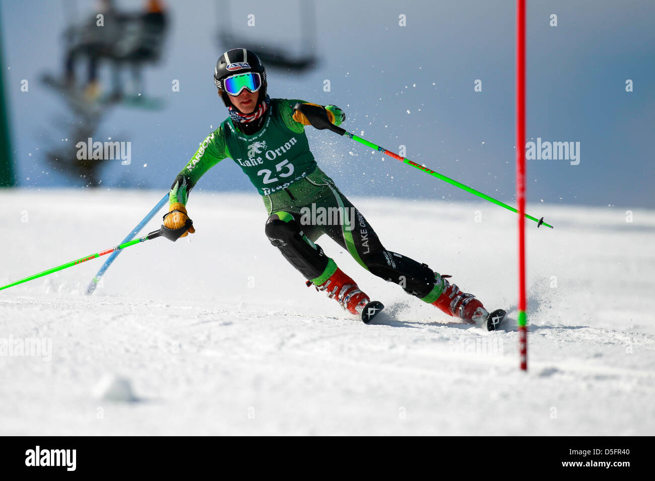 Un sciatore alpino racing sul corso di slalom. Foto Stock