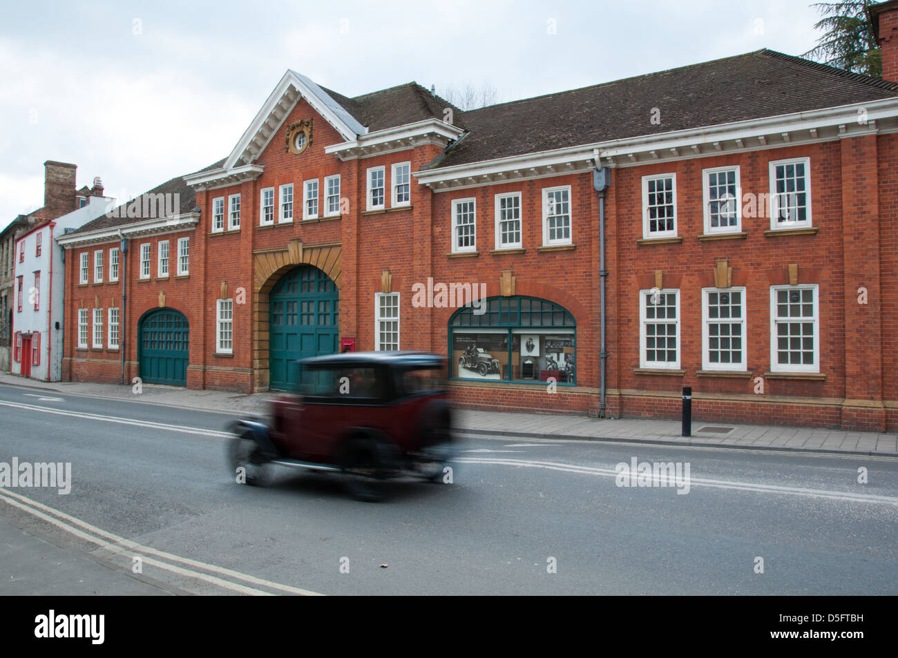 Originale di Morris Motors fabbrica Longwall sulla strada con una Austin passando da Oxford, Regno Unito Foto Stock