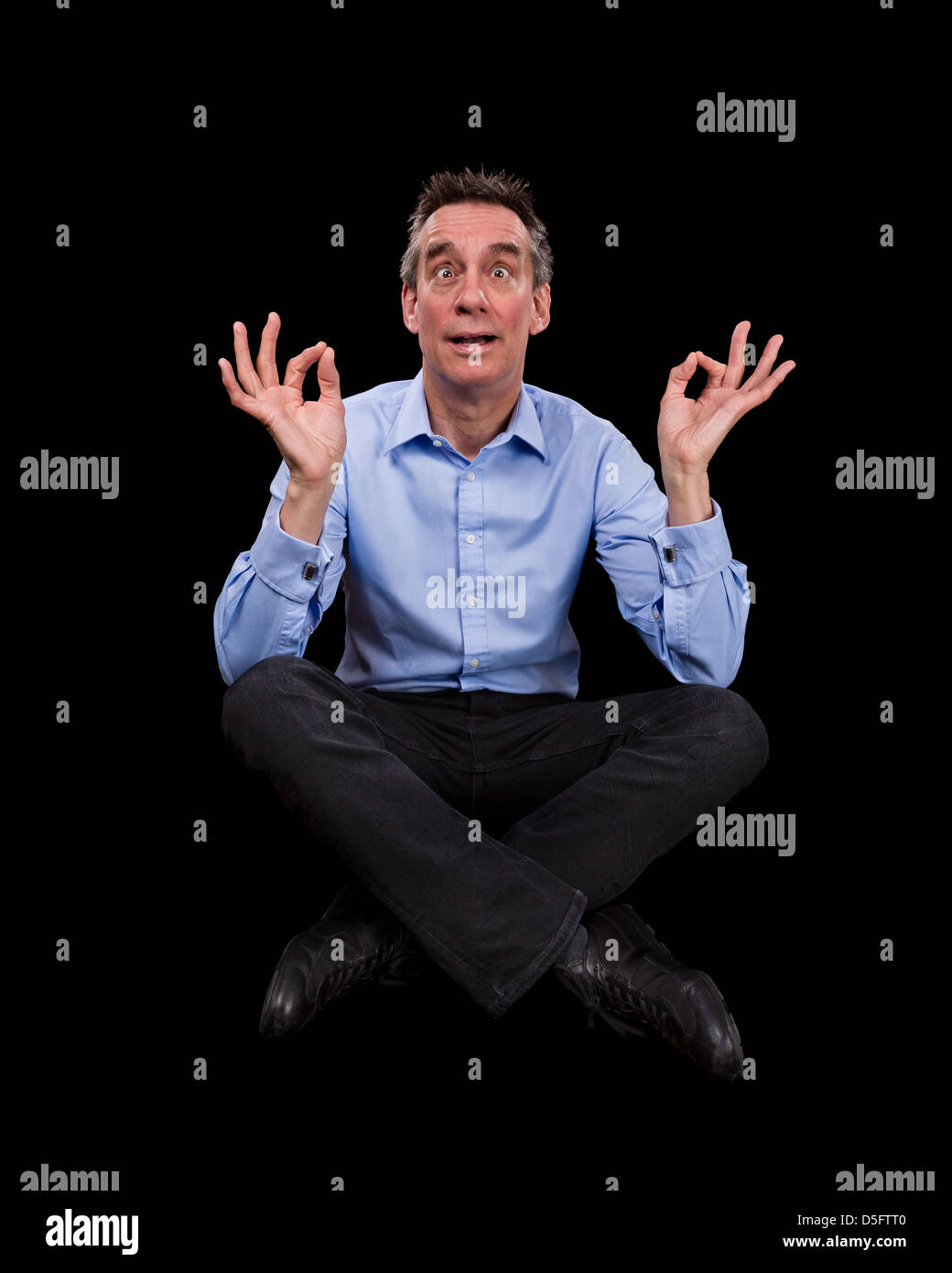 Bella Età Media Business Man meditando tirando divertente faccia Sfondo nero Foto Stock