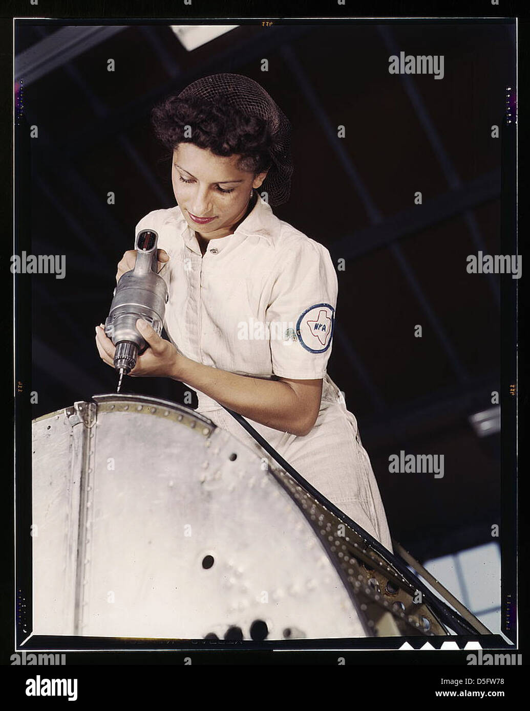 Oyida Peaks rivettatura come parte del suo addestramento NYA per diventare meccanico nel reparto di assemblaggio e riparazione alla base aerea navale, Corpus Christi, Texas (LOC) Foto Stock