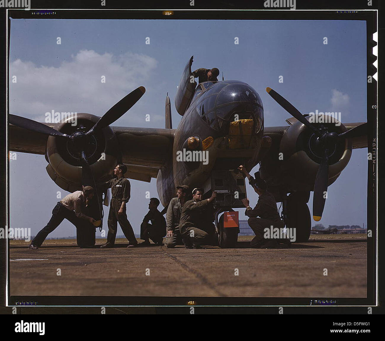 Durante la seconda guerra mondiale, i tecnici prestano servizio su un bombardiere a-20 Havoc a Langley Field, Virginia, con particolare attenzione all'aviazione militare e alla manutenzione degli aeromobili. Foto Stock