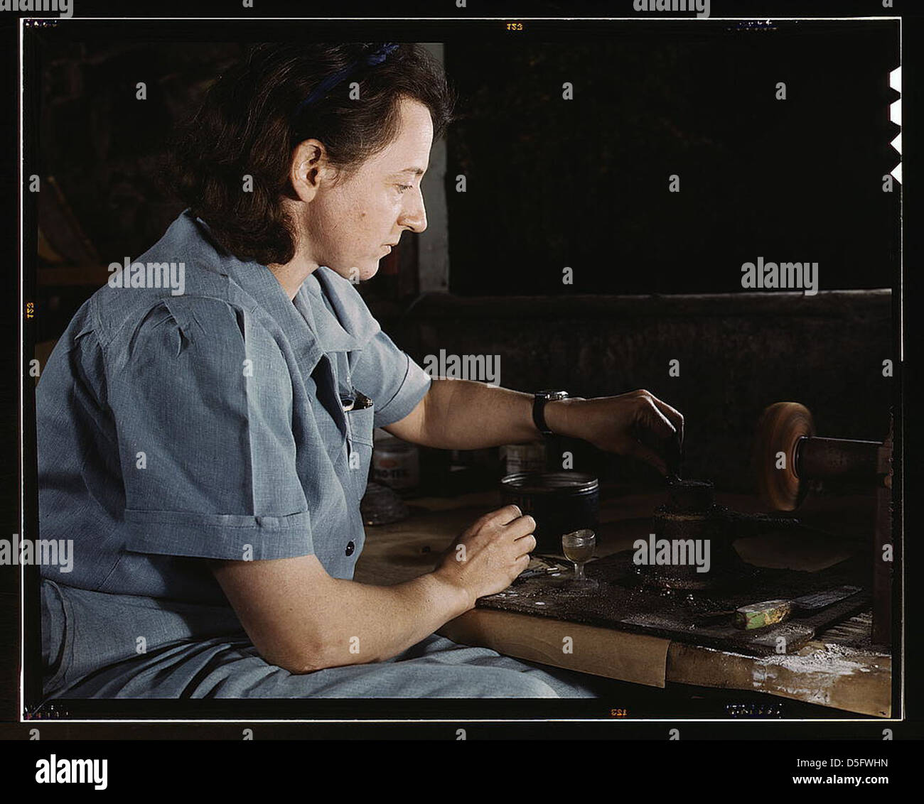 Nel 1942, Dorothy Cole trasformò il suo seminterrato in un laboratorio a Glenview, Illinois, in aghi in latta per valvole trasfusionali di sangue utilizzati dai Baxter Laboratories. Questo sforzo ha sostenuto le esigenze mediche della seconda guerra mondiale. Foto Stock