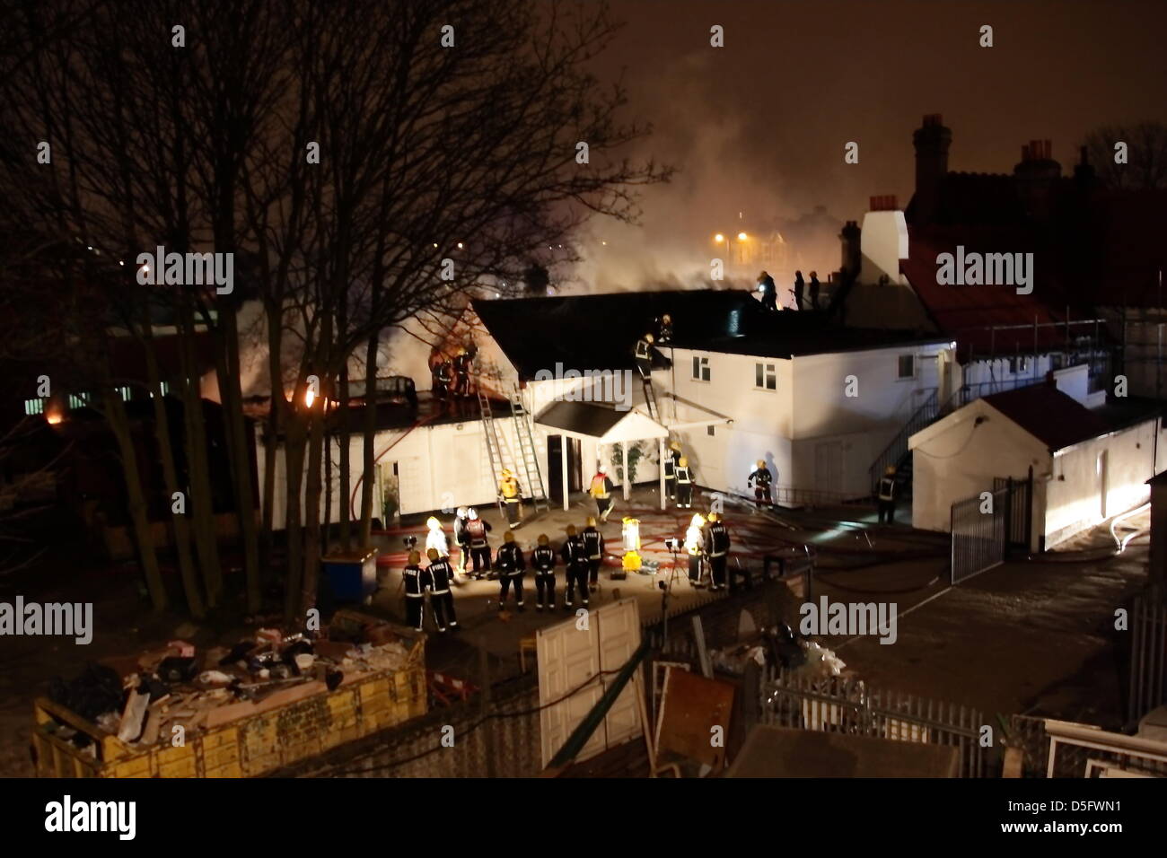 Leyton, Regno Unito. Il 1 aprile, 2013. Londra Vigili del fuoco sono stati chiamati per un incendio in una funzione locale su High Road Leyton. Il fuoco ha causato gravi danni alla proprietà che sembrava essere sotto lavori di rinnovo. A sua altezza alcuni 80 vigili del fuoco con 12 motori Fire provenienti da tutta la zona est di Londra sono stati presso la scena. I Vigili del fuoco sono stati chiamati intorno a 02:30 am e portato sotto controllo l'incendio intorno a 05:30 am. Gli investigatori di fuoco furono chiamati anche per la scena che vide Leyton Alta Strada chiusa fino a tarda mattinata. Credito/hotshots Alamy Live News Foto Stock