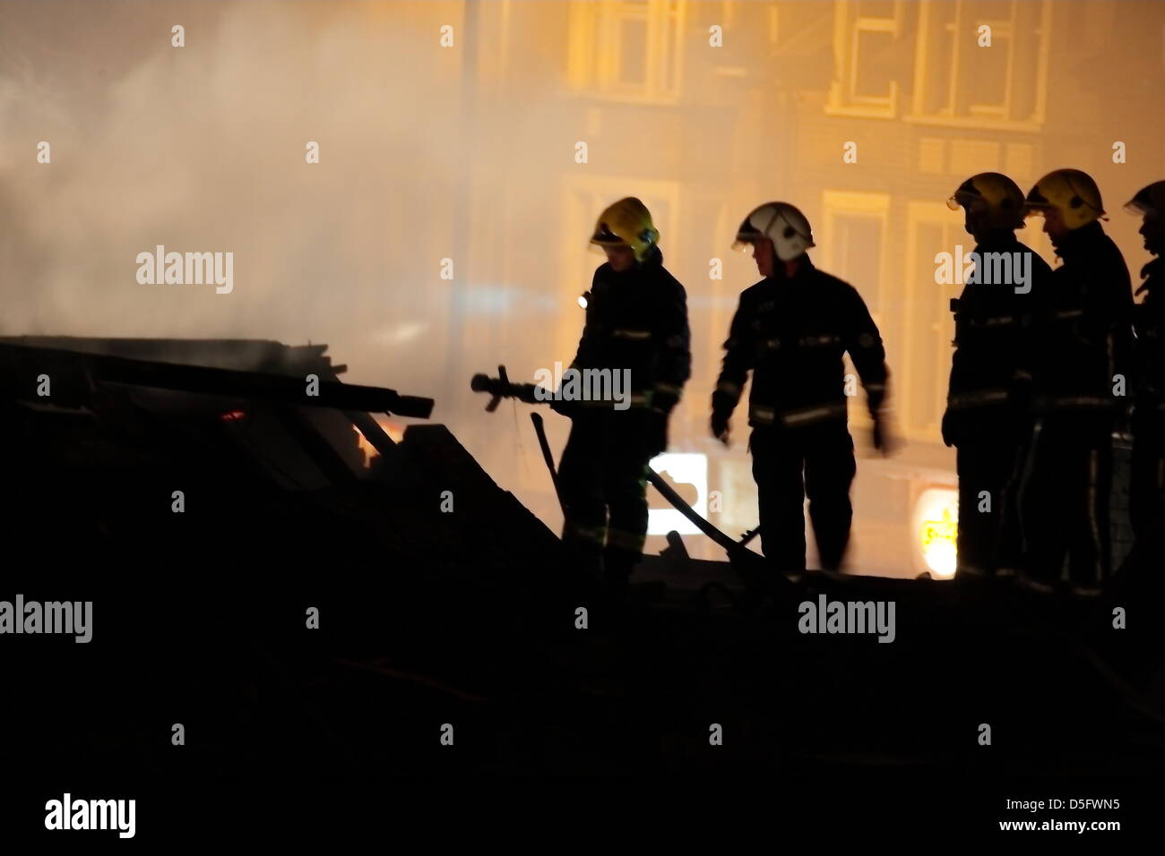 Leyton, Regno Unito. Il 1 aprile, 2013. Londra Vigili del fuoco sono stati chiamati per un incendio in una funzione locale su High Road Leyton. Il fuoco ha causato gravi danni alla proprietà che sembrava essere sotto lavori di rinnovo. A sua altezza alcuni 80 vigili del fuoco con 12 motori Fire provenienti da tutta la zona est di Londra sono stati presso la scena. I Vigili del fuoco sono stati chiamati intorno a 02:30 am e portato sotto controllo l'incendio intorno a 05:30 am. Gli investigatori di fuoco furono chiamati anche per la scena che vide Leyton Alta Strada chiusa fino a tarda mattinata. Credito/hotshots Alamy Live News Foto Stock