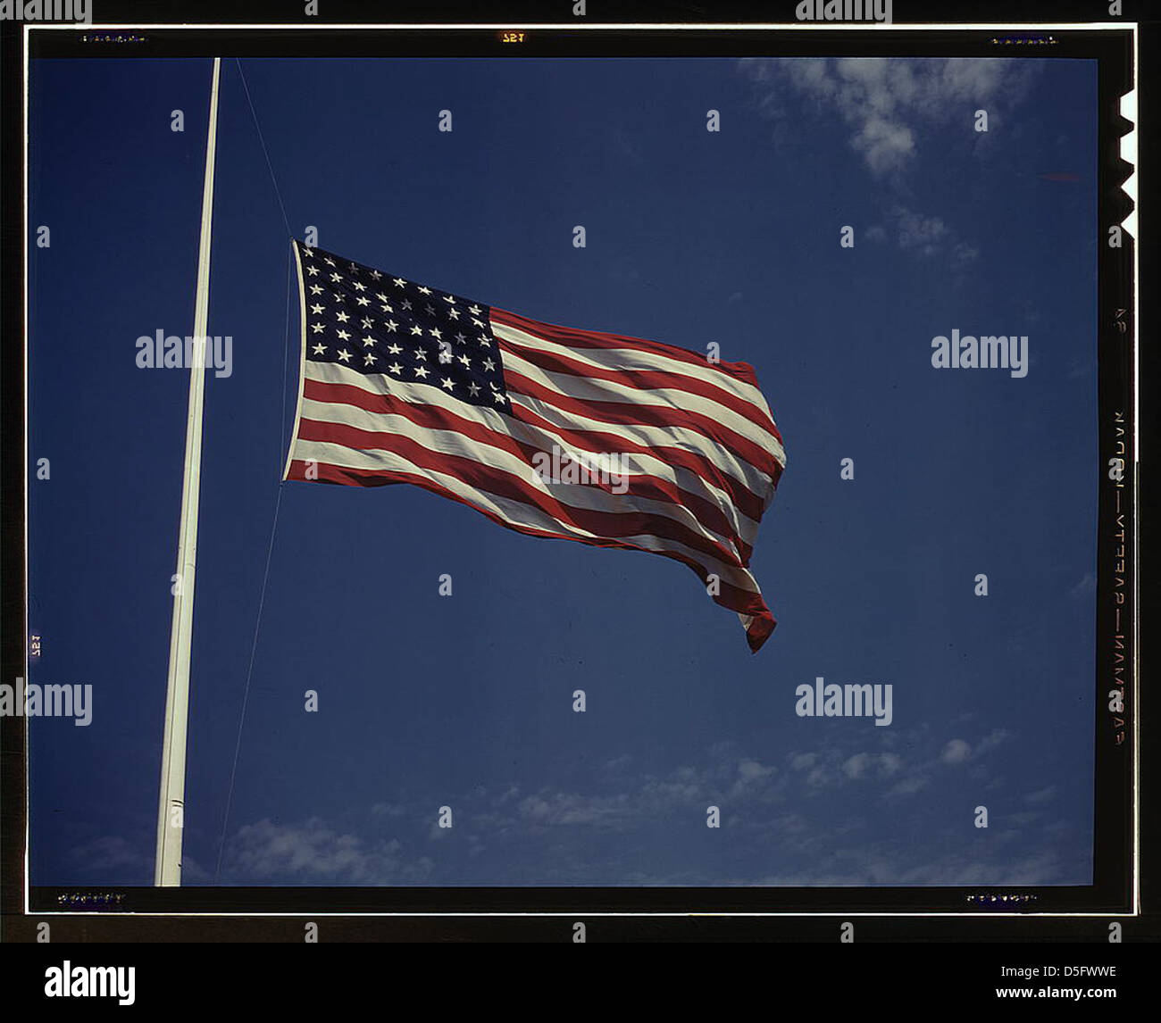 In alto, oltre a una vera "casa dei coraggiosi", le pieghe galleggianti dello Star Spangled Banner simboleggiano lo stile di vita americano ai soldati in allenamento per le battaglie che porteranno la libertà a un mondo infelice e belligerato, Fort Knox, Ky. (LOC) Foto Stock