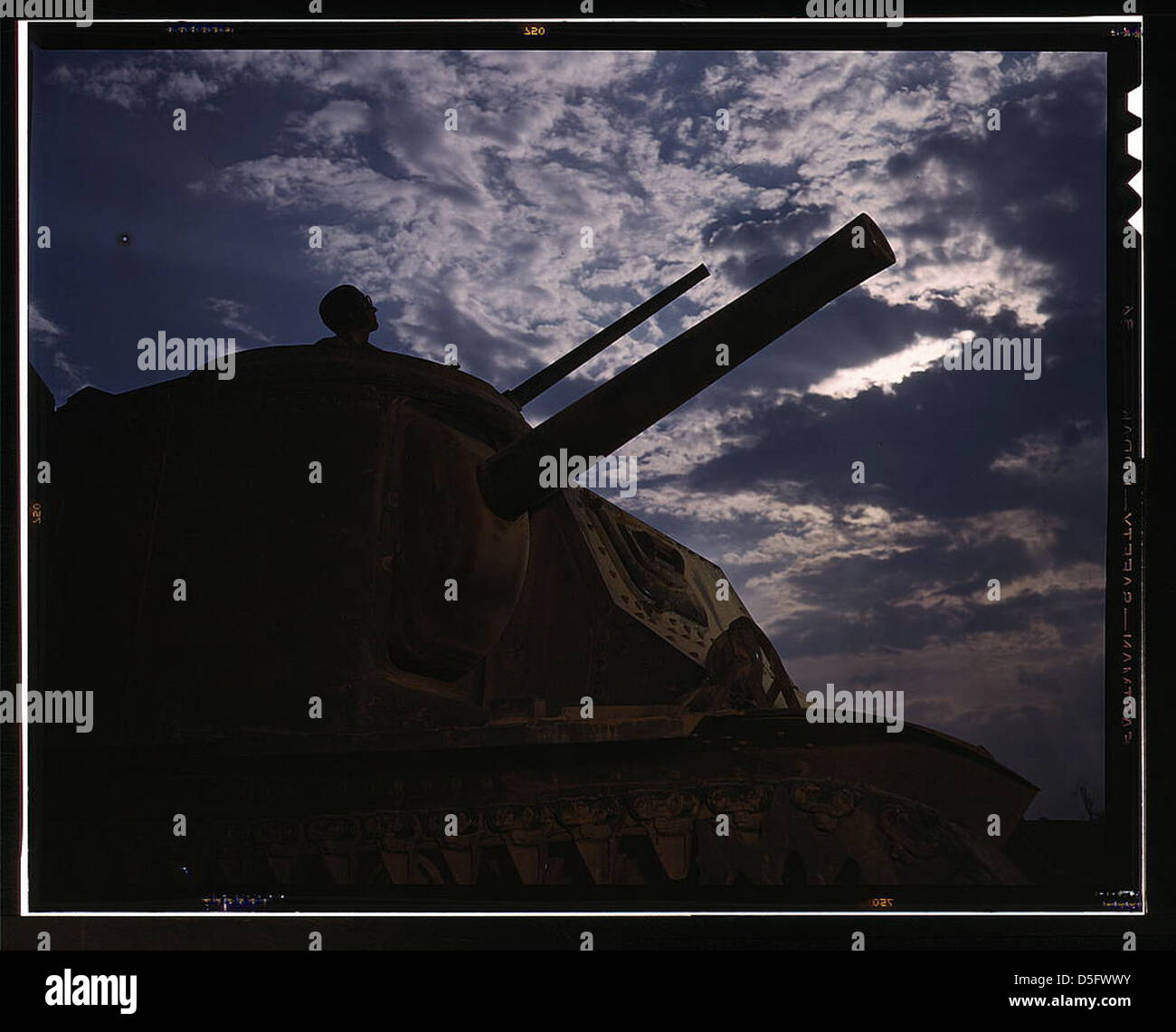 Foto che mostra un addestramento dell'equipaggio su un carro armato M-3 Lee a Fort Knox, Kentucky, nel giugno 1942. Il serbatoio è dotato di un diametro di 75 mm. pistola, 37 mm. E quattro mitragliatrici come parte dell'addestramento dell'equipaggio per il combattimento durante la seconda guerra mondiale. Foto Stock