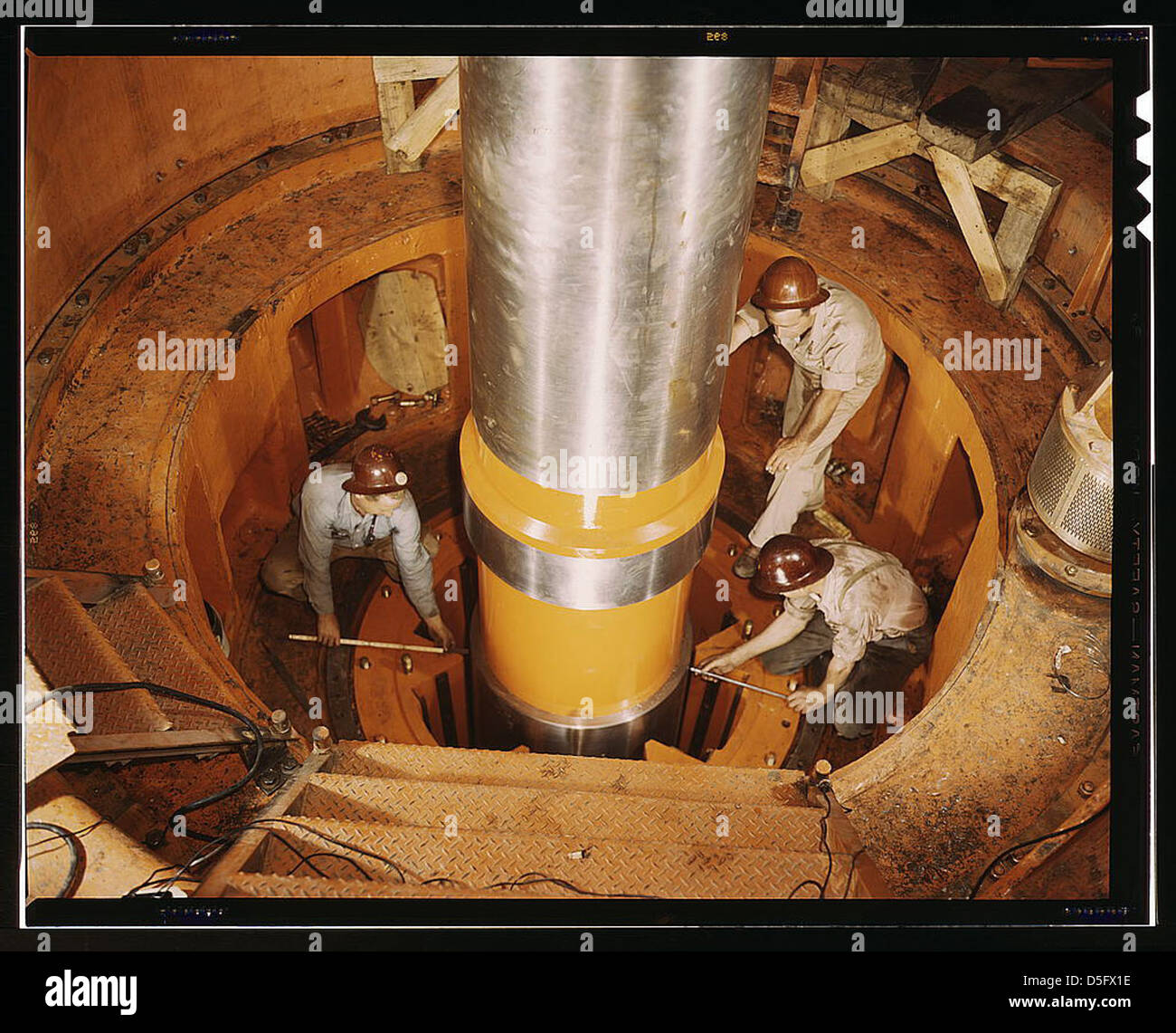 L'immagine mostra i lavoratori che ispezionano l'allineamento di un albero della turbina presso la diga di Watts Bar nel Tennessee. La diga, parte della Tennessee Valley Authority (TVA), è un sito chiave per la produzione di energia idroelettrica nella regione. Foto Stock L'immagine mostra i lavoratori che ispezionano l'allineamento di un albero della turbina presso la diga di Watts Bar nel Tennessee. La diga, parte della Tennessee Valley Authority (TVA), è un sito chiave per la produzione di energia idroelettrica nella regione. Foto Stock