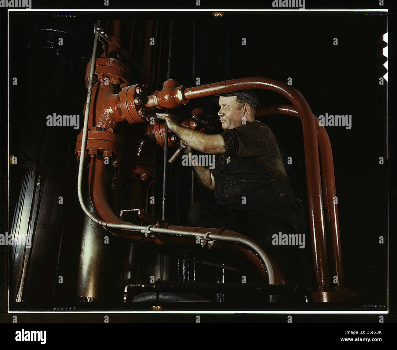 Uomo di manutenzione alla Comburance Engineering Co. Lavorando alla più grande pressa idraulica in acciaio freddo del mondo, Chattanooga, Tenn. questa pressa può modellare le piastre in acciaio di diversi pollici di spessore (LOC) Foto Stock