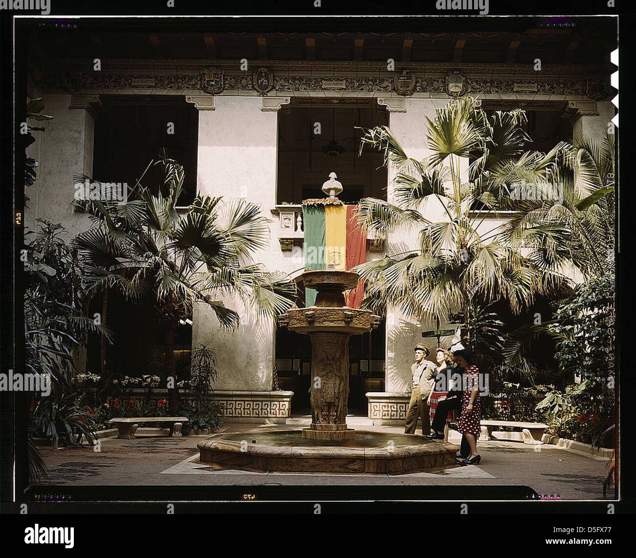 Il cortile del Pan American Building di Washington, D.C. è mostrato in questa fotografia degli anni '1940. L'immagine presenta la Fontana Azteca e mette in risalto l'architettura e il design dell'edificio Pan American Union, un'importante istituzione dell'emisfero occidentale. Foto Stock