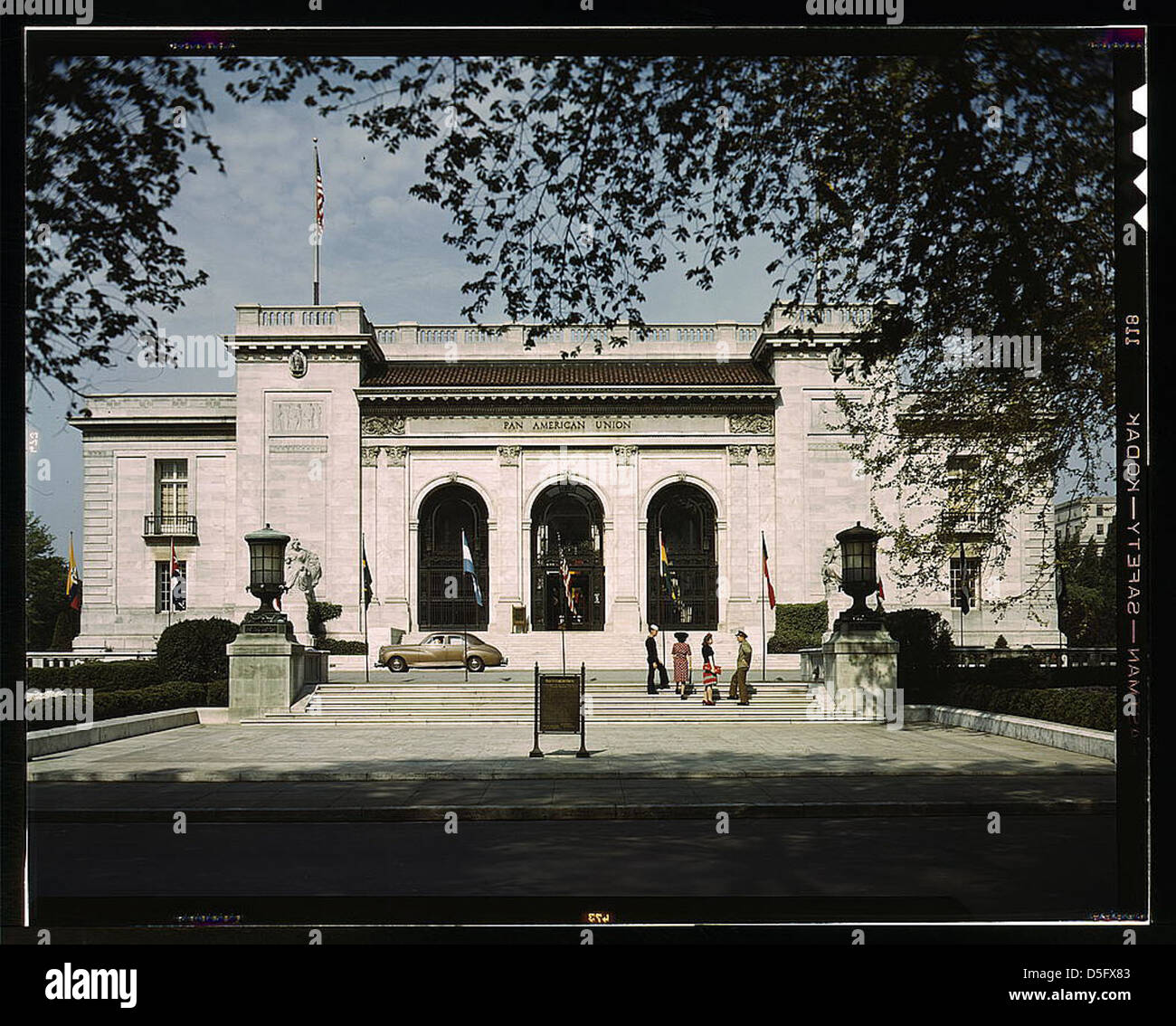 Una fotografia degli anni '1940 della vista frontale dell'edificio Pan American Union a Washington, D.C. l'immagine mostra lo stile architettonico dell'epoca, evidenziando il significato storico dell'edificio. Foto Stock